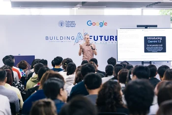 Ông Jeff Dean giao lưu với sinh viên Trường đại học Fulbright Việt Nam.