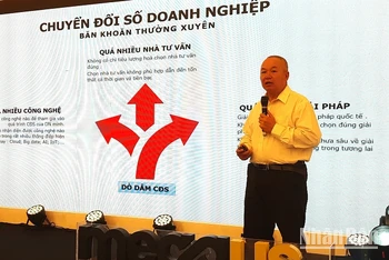 Ông Phí Anh Tuấn, Trưởng ban Chuyển đổi số mảng doanh nghiệp, Trung tâm Hỗ trợ và tư vấn chuyển đổi số Thành phố Hồ Chí Minh phát biểu tại hội thảo.