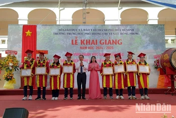 Đồng chí Nguyễn Văn Nên trao giấy khen cho các em học sinh Trường Trung học phổ thông chuyên Lê Hồng Phong đạt thành tích cao trong năm học 2023-2024.