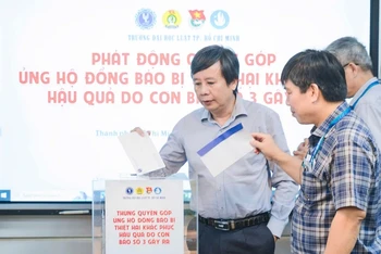 Cán bộ, nhân viên Trường đại học Luật Thành phố Hồ Chí Minh quyên góp ủng hộ đồng bào bị thiệt hại khắc phục hậu quả do cơn bão số 3 gây ra.