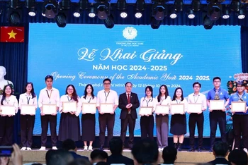 Lãnh đạo Trường đại học Luật Thành phố Hồ Chí Minh khen thưởng cho sinh viên.