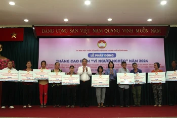 Các hộ nghèo nhận phương tiện sinh kế tại Lễ phát động Tháng cao điểm “Vì người nghèo” Thành phố Hồ Chí Minh năm 2024.