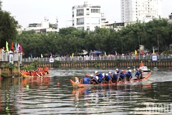 Sôi nổi Lễ hội đua ghe ngo 2024 trên kênh Nhiêu Lộc.