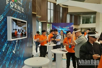 Khách tham quan trải nghiệm các công nghệ triển lãm tại FPT Techday 2024.