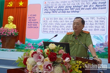 Thượng tướng, Phó Giáo sư, Tiến sĩ Nguyễn Văn Thành báo cáo đến đại biểu những nội dung cốt lõi của tác phẩm.