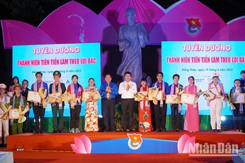 Ủy viên Trung ương Đảng, Bí thư Tỉnh ủy Đồng Tháp Lê Quốc Phong và Bí thư Tỉnh đoàn tặng Giải thưởng “Gương mặt trẻ tiêu biểu đất sen hồng”.
