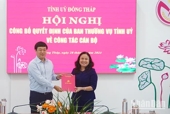 Bí thư Tỉnh ủy Đồng Tháp Lê Quốc Phong trao quyết định chuẩn y kết quả bầu cử cho đồng chí Trần Thị Quý.