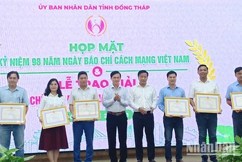 Lãnh đạo Hội đồng nhân dân tỉnh và Ủy ban nhân dân tỉnh Đồng Tháp trao giải B cho tác giả và nhóm tác giả đạt Giải Báo chí tỉnh Đồng Tháp lần thứ 6.