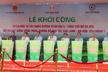 Phó Thủ tướng Chính phủ Trần Lưu Quang cùng các đại biểu thực hiện nghi thức khởi công dự án.