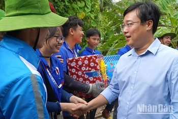 Bí thư Tỉnh ủy Đồng Tháp Lê Quốc Phong thăm hỏi sinh viên tham gia Chiến dịch tình nguyện Mùa hè xanh tại huyện Thanh Bình.