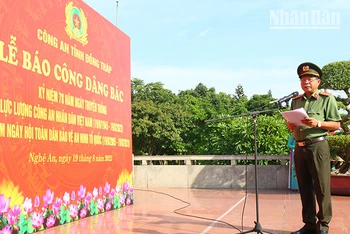 Đại tá Nguyễn Văn Hiểu báo công thành tích 5 năm học tập, thực hiện Sáu điều Bác Hồ dạy của Công an Đồng Tháp, giai đoạn 2018-2023.
