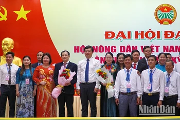 Lãnh đạo Trung ương Hội Nông dân Việt Nam và tỉnh Đồng Tháp tặng hoa chúc mừng đại hội. (Ảnh: HỮU NGHĨA)