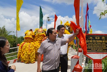 Nghi thức khánh thành Cầu nối yêu thương số 101, tại ấp Tân Thạnh, xã Bình Thạnh Trung, huyện Lấp Vò. (Ảnh: HỮU NGHĨA)