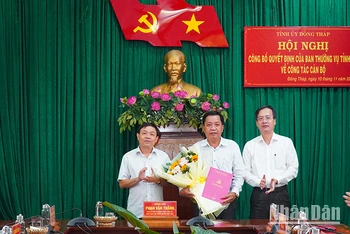 Lãnh đạo tỉnh Đồng Tháp trao quyết định, tặng hoa chúc mừng đồng chí Trần Văn Tám.