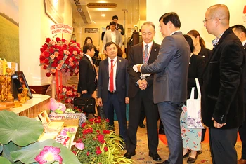 Bí thư Tỉnh ủy Đồng Tháp Lê Quốc Phong và ngài Ono Masuo, Tổng Lãnh sự Nhật Bản tại Thành phố Hồ Chí Minh tham quan gian hàng sản phẩm OCOP bên lề hội nghị.