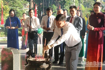 Đại biểu thành kính dâng hương tại mộ Cụ Phó bảng Nguyễn Sinh Sắc.