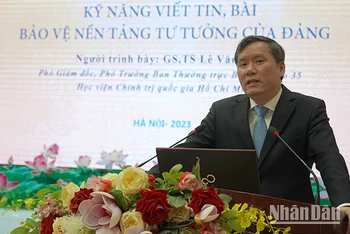 Giáo sư, Tiến sĩ Lê Văn Lợi, Phó Giám đốc Học viện Chính trị Quốc gia Hồ Chí Minh, trình bày tại hội nghị. (Ảnh: HỮU NGHĨA)