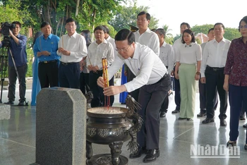 Chủ tịch nước Võ Văn Thưởng dâng hương tại mộ Cụ Phó bảng Nguyễn Sinh Sắc. (Ảnh: HỮU NGHĨA)