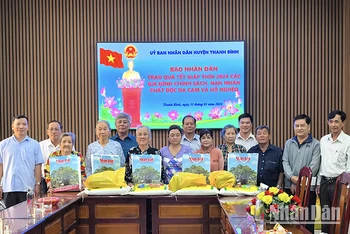 Đại diện Báo Nhân Dân, Sở Lao động-Thương binh và Xã hội tỉnh Đồng Tháp cùng chính quyền địa phương trao tặng quà Tết.