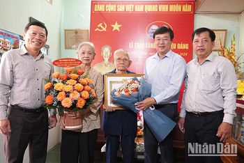 Bí thư Tỉnh ủy Đồng Tháp Lê Quốc Phong trao Huy hiệu 75 năm tuổi Đảng tặng đảng viên Lê Văn Nhở.
