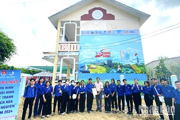 Lễ ra mắt mô hình “Đội hình vẽ tranh bích họa tình nguyện” năm 2024 tại huyện biên giới Tân Hồng.