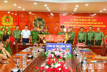 Chủ tịch Ủy ban nhân dân tỉnh Đồng Tháp Phạm Thiện Nghĩa đến Công an tỉnh Đồng Tháp trao tặng số tiền khen thưởng cho 2 tập thể.
