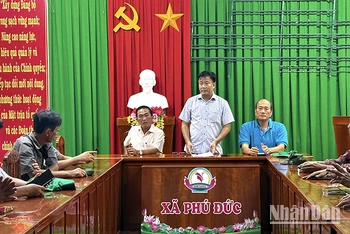 Phó Chủ tịch Ủy ban nhân dân tỉnh Đồng Tháp Nguyễn Phước Thiện phát biểu tại buổi họp.