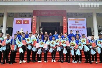 Lễ kết nạp Đảng viên mới là sinh viên tình nguyện "Mùa hè xanh" Trường đại học Bách khoa, Đại học Quốc gia Thành phố Hồ Chí Minh.