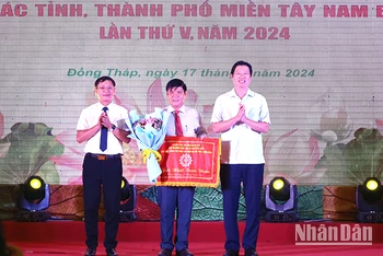 Phó Chủ tịch Ủy ban nhân dân tỉnh Đồng Tháp Huỳnh Minh Tuấn (bên phải) trao giải nhất toàn đoàn cho đơn vị tỉnh Đồng Tháp.