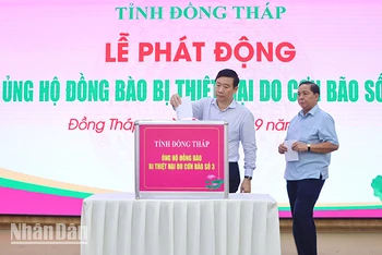 Chủ tịch Ủy ban nhân dân tỉnh Đồng Tháp Phạm Thiện Nghĩa cùng lãnh đạo các sở, ban, ngành tham gia quyên góp ủng hộ đồng bào các địa phương miền bắc tại lễ phát động.