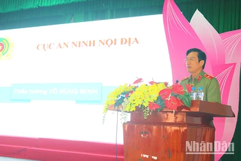 Thiếu tướng Võ Hùng Minh, Phó Cục trưởng Cục An ninh nội địa Bộ Công an báo cáo chuyên đề tại hội nghị.