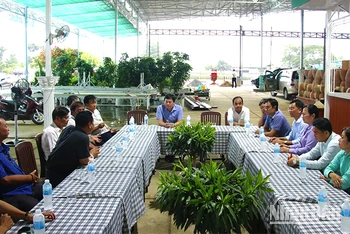 Bí thư Tỉnh ủy Đồng Tháp Lê Quốc Phong và đoàn công tác thăm hỏi, gặp gỡ nông dân tại điểm giới thiệu và bán sản phẩm OCOP thuộc Khu du lịch Cánh đồng hoa hồng.