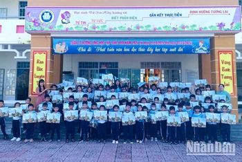 Học sinh Trường tiểu học Bùi Thị Xuân vui mừng khi nhận được phụ san Cột cờ Hà Nội.