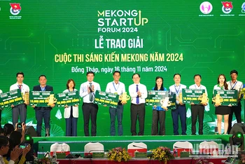 Bộ trưởng Khoa học và Công nghệ Huỳnh Thành Đạt; Bí thư Tỉnh ủy Đồng Tháp Lê Quốc Phong trao giải tại cuộc thi Sáng kiến Mekong lần thứ nhất. (Ảnh: HỮU NGHĨA)