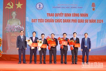 Phó Giáo sư, Tiến sĩ Nguyễn Văn Đệ, Chủ tịch Hội đồng Khoa học và Đào tạo, Phó Chủ tịch Hội đồng chức danh giáo sư cơ sở Trường đại học Đồng Tháp thừa ủy quyền của Chủ tịch Hội đồng giáo sư nhà nước trao Quyết định công nhận đạt tiêu chuẩn chức danh phó giáo sư năm 2024 cho 5 nhà giáo. (Ảnh: HỮU NGHĨA)