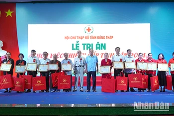 Tri ân các cá nhân đạt danh hiệu “Người tốt, việc thiện” là “Hoa việc thiện” cấp tỉnh.