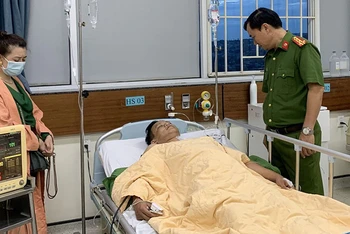 Đại tá Dương Văn Long, Phó giám đốc Công an tỉnh thăm hỏi, động viên thiếu tá Nguyễn Văn Hưng đang điều trị tại bệnh viện.