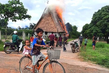 Lửa thiêu rụi nhà rông được làm bằng gỗ trắc quý hiếm.