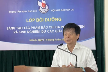 Phó Chủ tịch Hội Nhà báo Việt Nam Trần Trọng Dũng phát biểu tại lễ khai mạc lớp bồi dưỡng nghiệp vụ báo chí Gia Lai.