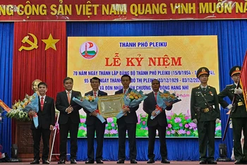 Ủy viên Trung ương Đảng, Phó Bí thư Tỉnh ủy, Chủ tịch HĐND tỉnh Gia Lai thừa ủy quyền trao Huân chương Lao Động hạng Nhì của Chủ tịch nước cho Đảng bộ, chính quyền và Nhân dân các dân tộc TP Pleiku.