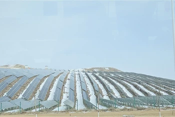 Công trình điện mặt trời, cung cấp năng lượng đầu vào cho quá trình sản xuất Methanol ở Khu mới thành phố Lan Châu, Trung Quốc. (Ảnh: HỮU HƯNG)