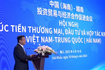 Bộ trưởng Nguyễn Hồng Diên phát biểu tại Hội nghị Xúc tiến thương mại, Đầu tư và Hợp tác kinh tế Việt Nam-Trung Quốc (Hải Nam). (Ảnh: HỒ QUÂN)