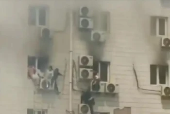 Hình ảnh người dân thoát hiểm khi đám cháy bùng phát. (Ảnh: nbd.com.cn)