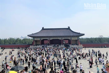 Cảnh tượng đông đúc tại khu du lịch Thiên Đàn ở thành phố Bắc Kinh. (Ảnh: HỮU HƯNG)