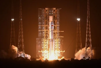 Tàu vũ trụ chở hàng Thiên Chu 6 được phóng vào quỹ đạo bằng tên lửa Trường Chinh. (Ảnh: Tân Hoa xã)