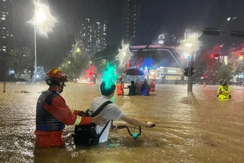 Nhân viên cứu hộ sơ tán người dân ở thành phố Thâm Quyến, tỉnh Quảng Đông. (Ảnh: Tân Hoa Xã)