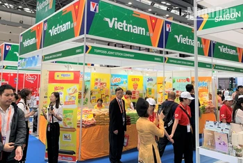 Gian hàng Việt Nam tại Hội chợ Trung Quốc-ASEAN năm 2023 thu hút rất đông khách tham quan. (Ảnh: HỮU HƯNG)