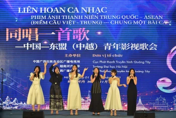 Tiết mục biểu diễn của sinh viên Trung Quốc và Việt Nam tại Liên hoan ca nhạc-phim ảnh thanh niên Trung Quốc-ASEAN. (Ảnh: Tân Hoa xã)