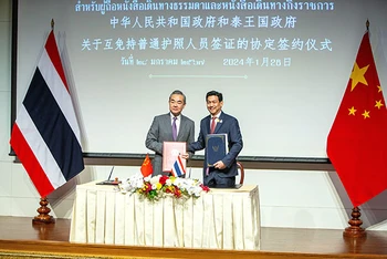 Bộ trưởng Ngoại giao Trung Quốc và Thái Lan ký hiệp định miễn thị thực ngày 28/1. (Ảnh: fmprc.gov.cn)