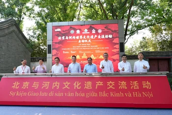 Các đại biểu tại Lễ khai mạc hoạt động nghiên cứu, trao đổi về bảo tồn và phát huy giá trị di sản giữa Hà Nội và Bắc Kinh.